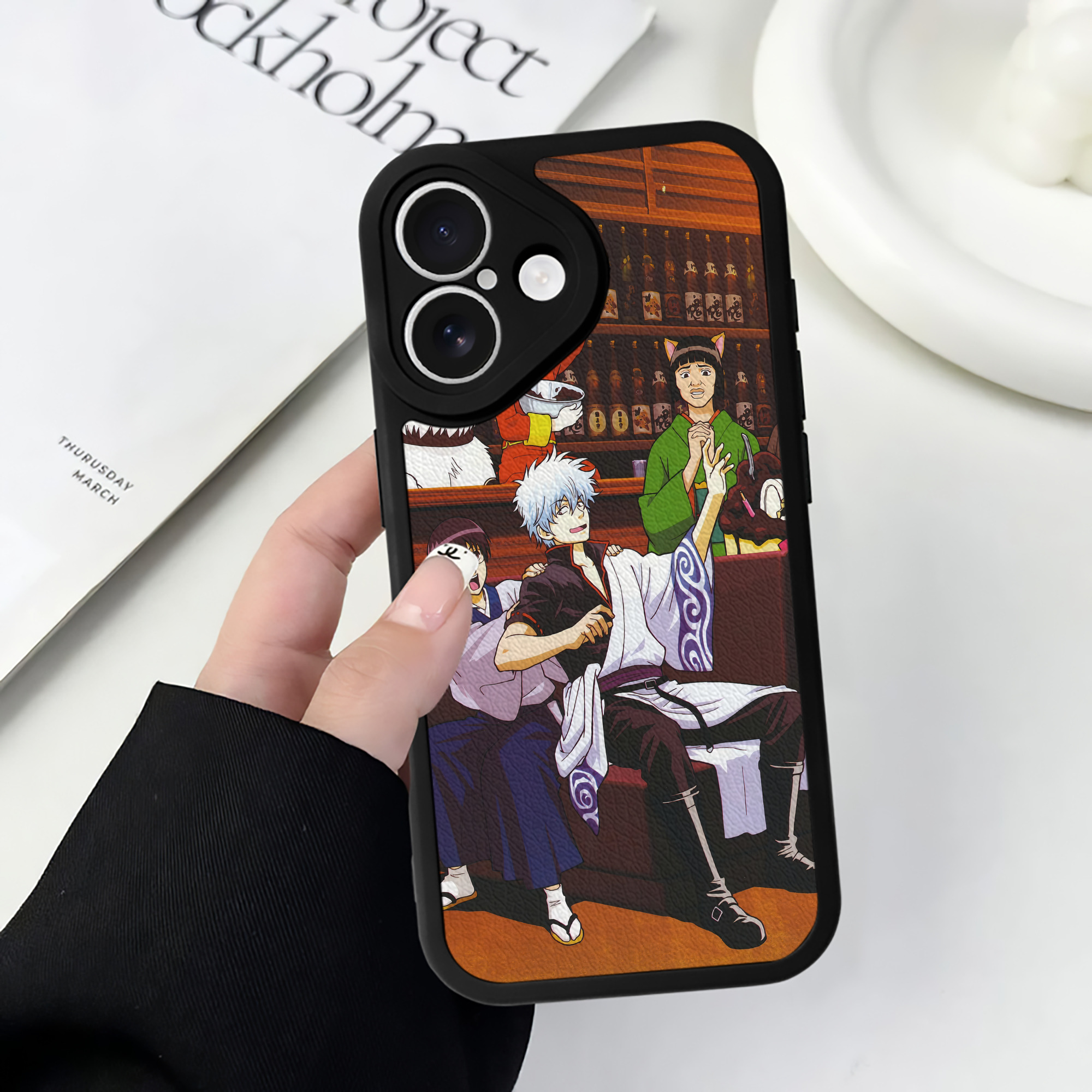 （画像用） ぎんたま 坂田銀時（さかたぎんとき） 神楽 志村新八（しむら しんぱち） GINTAMA Sakata Gintoki Kagura Shimura Shinpachi 【iPhone 16シリーズ対応】シリコンスマホケース（レザー調） 材質：シリコン